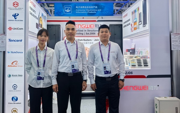SHENGWEI team group photo at Booth 17.2J06 on opening day of the 140th Canton Fair